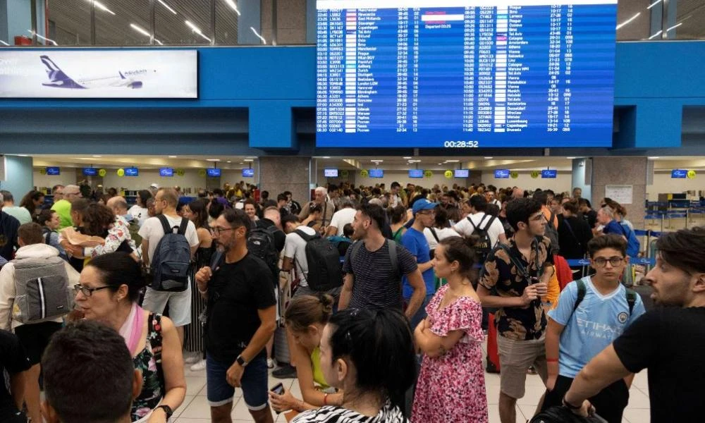 Στροφή στα ταξίδια στο εξωτερικό έκαναν οι Έλληνες - Ο Κρητικός «Φιλέας Φογκ» που έχει επισκεφθεί 128 ώρες